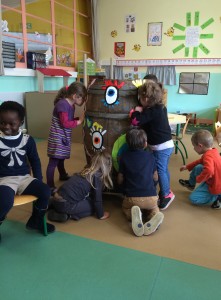 regarder_par_les_trous