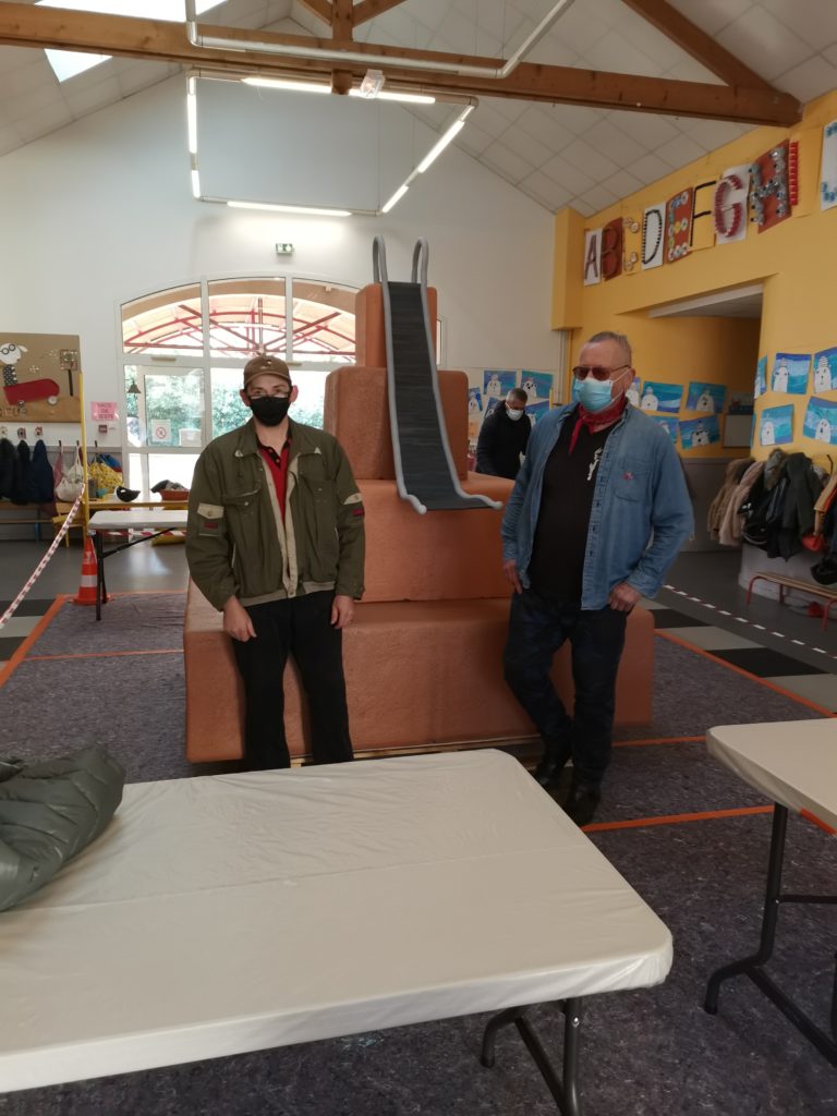 Les carnavaliers Jacques et Christophe qui ont réalisés la structure du gâteau